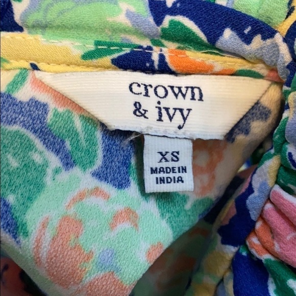 Crown and Ivy Sleeveless Ruffle Neck Floral Top - Picture 6 of 8